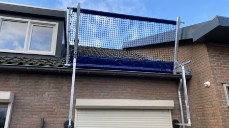 Tijdelijk hekwerk dakrandbeveiliging hellende daken met net